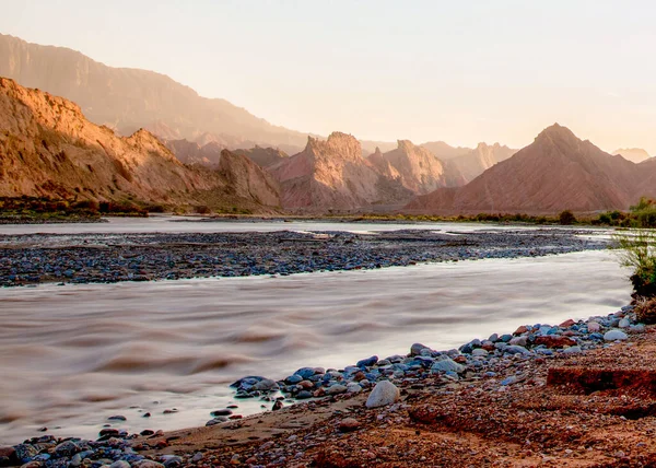 Scenic View Sun Kissed Rocks Water Surface Sand Stones Front — Stock Photo, Image