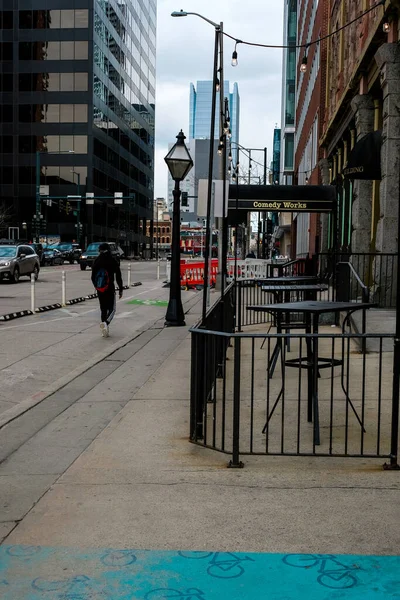 Una Bella Foto Del Marciapiede Del Centro Denver Attraverso Sera — Foto Stock