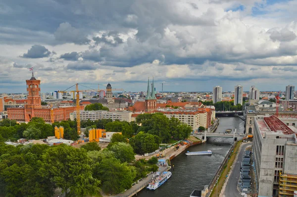 Ein Luftpanoramablick Auf Die Hauptstadt Deutschlands Berlin Bei Bewölktem Himmel — Stockfoto