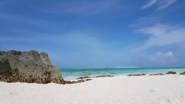 Una Hermosa Vista Una Playa Rocosa Bajo Cielo Azul Día —  Fotos de Stock