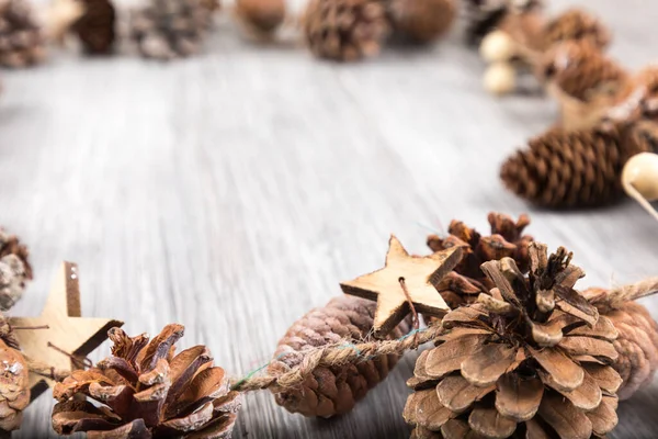 Tiro Close Uma Fita Natal Com Cones Pinho Uma Mesa — Fotografia de Stock