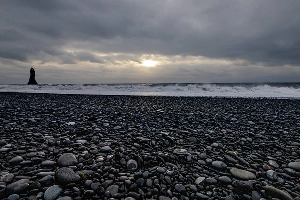 Malebný Pohled Silné Vlny Skalnaté Pláži Pod Ponurým Nebem — Stock fotografie