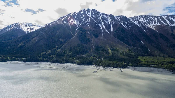 Pemandangan Udara Dari Pegunungan Bersalju Diselimuti Awan Yang Menutupi Danau — Stok Foto