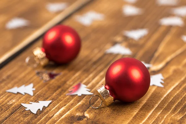 Close Bolas Natal Vermelhas Fundo Madeira Com Árvores Confetes — Fotografia de Stock