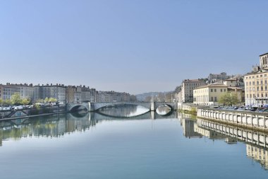 Fransa ve İsviçre 'deki Rhone nehri üzerindeki Pont d' Avignon köprüsünün güzel bir manzarası.