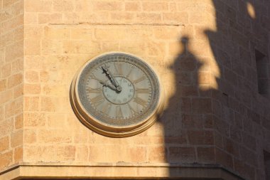 El Fadri 'nin saati ve Castellon, İspanya ve Avrupa' daki Katedral 'in gölgesi.