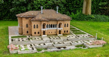 Brüksel, Belçika ve Avrupa 'daki minyatür simgelerden oluşan bir parktaki Bükreş binasının modeli