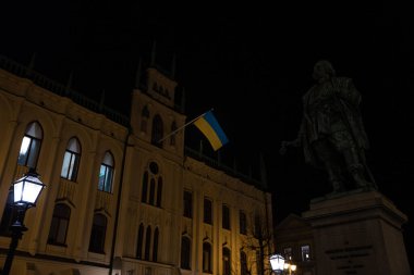 Ukrayna bayraklı Orebro Parlamento Binası