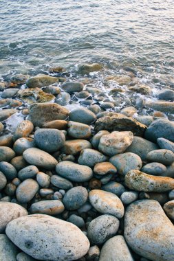 Denizde çakıl taşlarının dikey çekimi