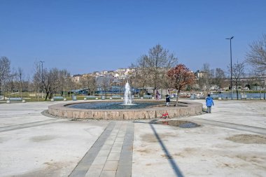 Türkiye 'nin İstanbul kentinde, döşeme döşeli bir parktaki fıskiyenin güzel manzarası mavi bir ufuk.