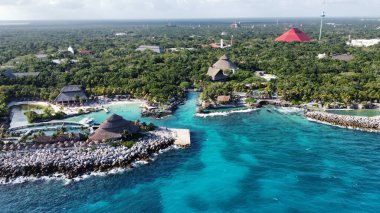 Tulum Sahili 'ndeki deniz ve doğanın insansız hava aracı görüntüsü. Meksika Caribe Cancun.