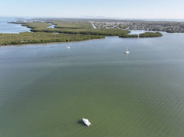 Deniz ve yeşil adalarda yatın havadan görünüşü