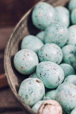Yakın plan mavi dekoratif yumurta.