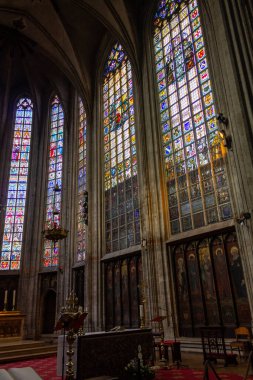 Brüksel 'in başkenti Sablon' daki Zafer Anıtı Kilisesi 'nin sanat eserleriyle manzaralı bir fotoğrafı.