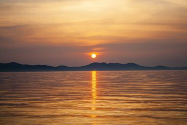 Güzel altın gün batımından bir duvar kağıdı