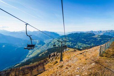 Dağın arka planında güzel bir teleferik manzarası. Hochjoch, Avusturya.
