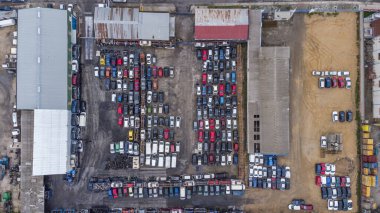 Renkli park edilmiş arabaların üst görüntüsü