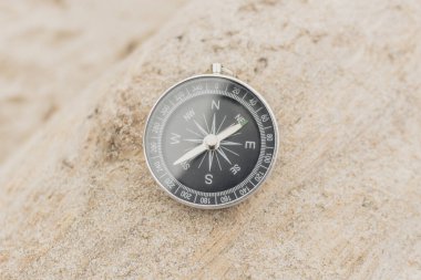 Kum üzerindeki yönleri gösteren benzer bir pusula.