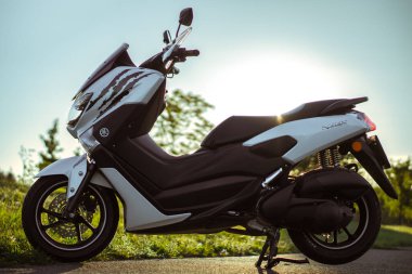 Bir Yamaha Nmax 125 ccm, 2019 yılında birkaç özel modifikasyon (çizgiler, aksesuarlar vb..).