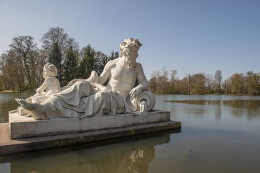 Gölde güzel bir heykel manzarası