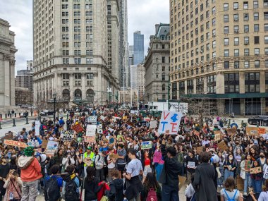 New York, Aşağı Manhattan 'da toplanan öğrenciler iklim adaletini talep ettiler.