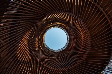 Hollanda, Maximapark Utrecht 'teki çarpıcı gözlem kulesinin düşük açılı görüntüsü.