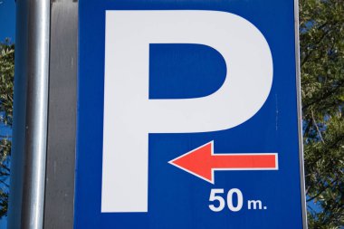 50 metre ötedeki park yerini gösteren mavi bir park levhası.