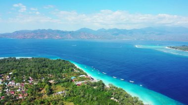 Asya 'daki mavi okyanustaki yemyeşil tropik adaların havadan görünüşü