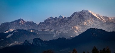 Avusturya, Salzburg 'dan görünen karlı Alpler' in güzel bir görüntüsü.