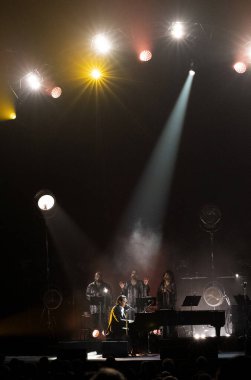 Bir şarkıcı Nick Cave ve Warren Ellis Oakland 'daki Paramount tiyatrosunda yaşıyor.