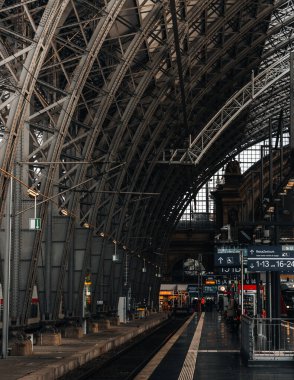 Frankfurt tren istasyonunun dikey çekimi, Almanya