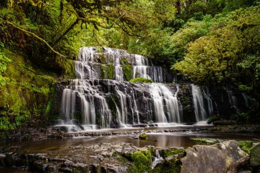 Purakaunui Şelalesi, Catlins, Yeni Zelanda 'nın güzel bir fotoğrafı.