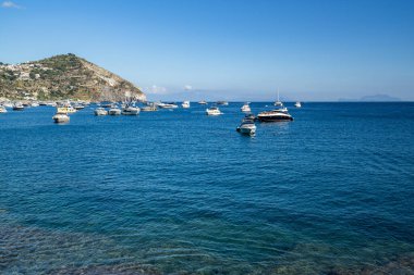 İtalya 'nın Campania bölgesindeki Sant Angelo' dan güzel bir deniz manzarası