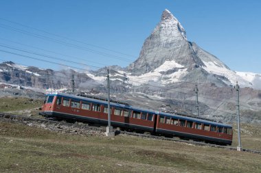 İsviçre 'de yüksek dağı olan bir tren manzarası, Zermatt.