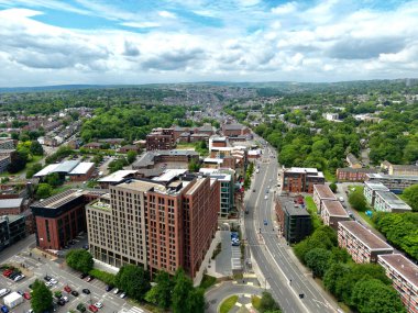 Sheffield, İngiltere 'de yeşil ağaçlı ve binalı güzel Ecclesall Yolu' nun hava görüntüsü.