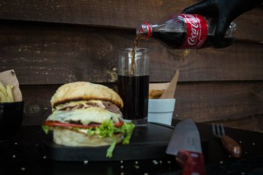 Lezzetli bir hamburgerin yakın çekimi.