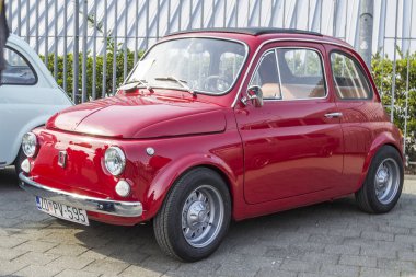 Klasik araba sergisinde kırmızı bir Zastava 750 eski şehir arabasının yan görüntüsü.