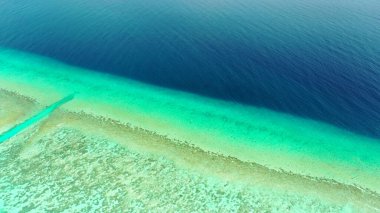 Maldivler 'deki güzel turkuaz okyanusun havadan görünüşü.