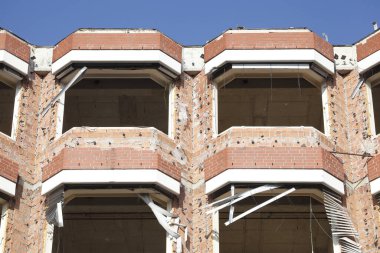 Bremen, Almanya 'da balkonlu terk edilmiş bir binanın ön görüntüsü..