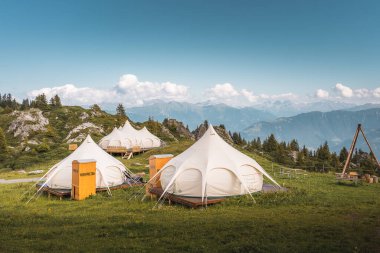 Dağlardaki yürüyüş kamplarının güzel bir manzarası.