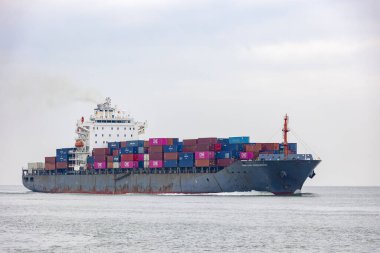 Almanya 'daki Elbe Nehri' nde yol alan konteynırlarla dolu bir gemi.