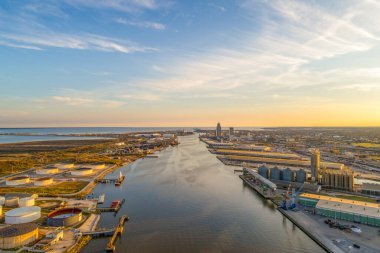 Gün batımında Alabama, Amerika Birleşik Devletleri 'nde şehir merkezinin hava görüntüsü.