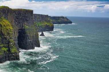 İrlanda 'nın Clare ilçesindeki Burren bölgesindeki The Cliffs of Moher' in güzel manzarası. UNESCO Dünya Mirası Alanı