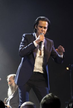 Bir şarkıcı Nick Cave ve Warren Ellis Oakland 'daki Paramount tiyatrosunda yaşıyor.