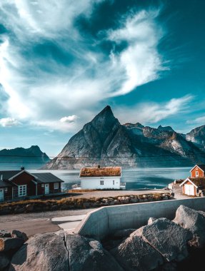 Norveç, Senja Adası 'ndaki sahil binaları.