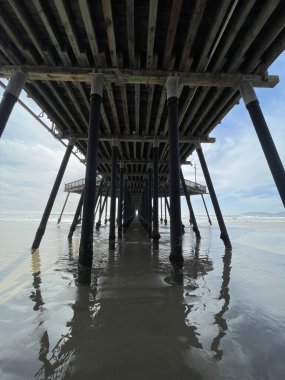 Denizin üzerindeki köprünün altına yakın çekim.
