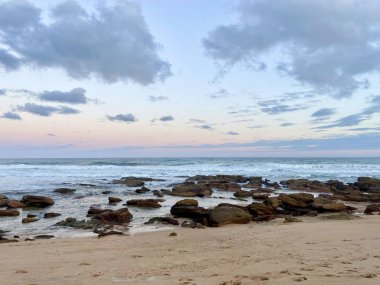 KwaZulu-Natal, Güney Afrika 'da bulutlu bir günde kayalık bir Shelly Plajı