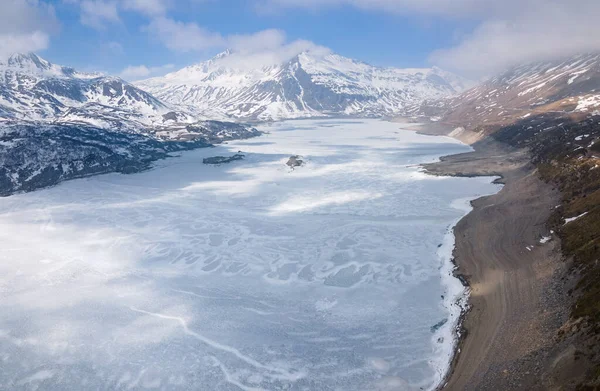 Tiro Aéreo Lago Congelado Cercado Por Montanhas Cobertas Neve — Fotografia de Stock