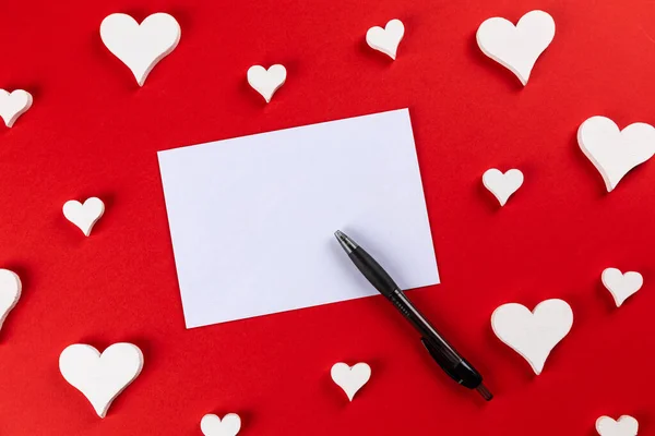 Widok Góry Czerwonym Tłem Sercami Napisanie Listu Miłosnego Walentynek Skopiowanie — Zdjęcie stockowe