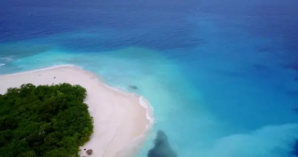 Letecký Pohled Malý Tropický Ostrov Bílou Písečnou Pláží Tyrkysovou Vodou — Stock fotografie